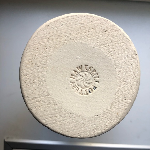 Hawksbill Pottery Hand Painted Stoneware Vase. Pristine Condition. 9” High. - Picture 4 of 6